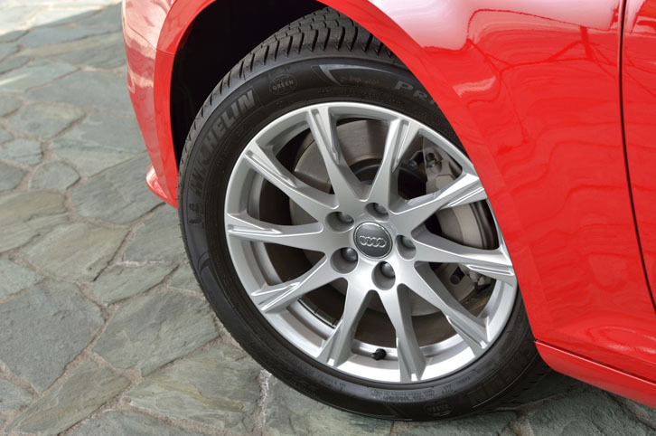 
	10スポークデザインの17インチアルミホイール。1インチ大きな18インチのホイールも、オプションで用意される。
	