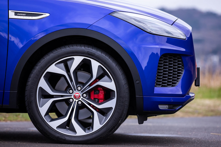 今回の試乗車には21インチサイズの5スプリットスポークデザイン「スタイル5053」ホイールに、前後245/45R21サイズの「グッドイヤー・イーグルF1アシメトリック3 SUV」タイヤが組み合わされていた。