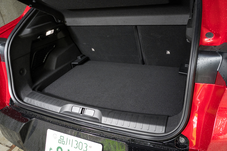 荷室の容量は415リッター。ハンズフリー機能付きの電動テールゲートは全車に標準装備だ。