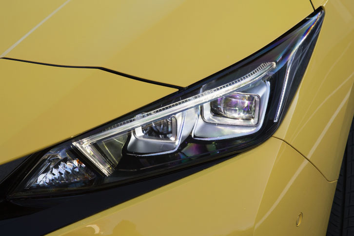 上級グレードである「G」には、オートレベライザーやシグネチャーランプが付いたLEDヘッドランプが標準装備される。