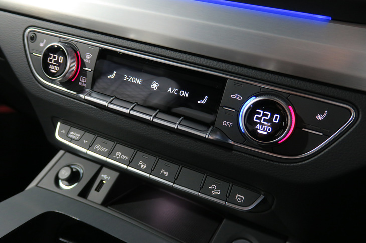 アウディQ5スポーツバック 1st edition（空調などのコントロールパネル）