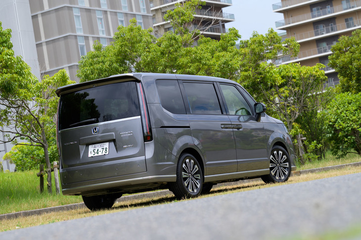 いままではコワモテのモデルばかりがもてはやされてきたミニバン市場だが、ミニバンを「あたりまえのクルマ」として捉える世代には、スマートなモデルというのも大いにアリなのかもしれない。