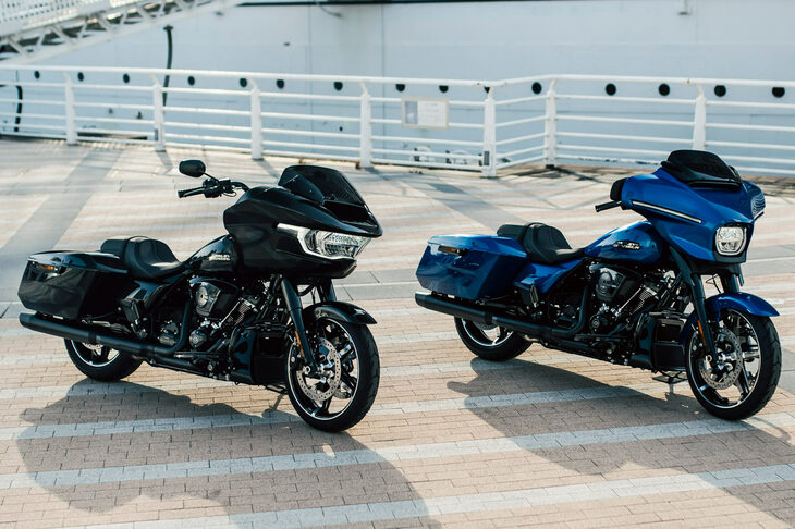 「ロードグライド」と「ストリートグライド」は車体やエンジンを共有する姉妹モデルであり、両者の違いはハンドルやフェアリングの形状が中心となっている。