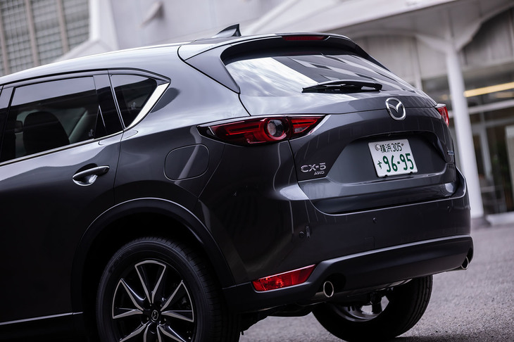 今回の試乗車は「CX-5 25T Lパッケージ」の4WD。リアハッチに貼られた「CX-5 AWD」のバッジと、運転席側のリアバンパーに備わるリアフォグランプが4WD車の識別点となる。