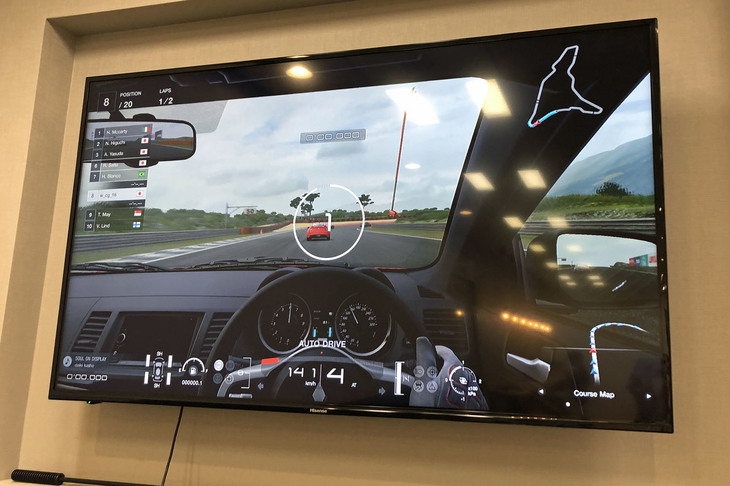 ダッシュボードまわりは実車を忠実に再現している。オートマ仕様でプレイしても、変速時には画面内のドライバーがステアリングから手を放してギアチェンジするなど演出が細かい。