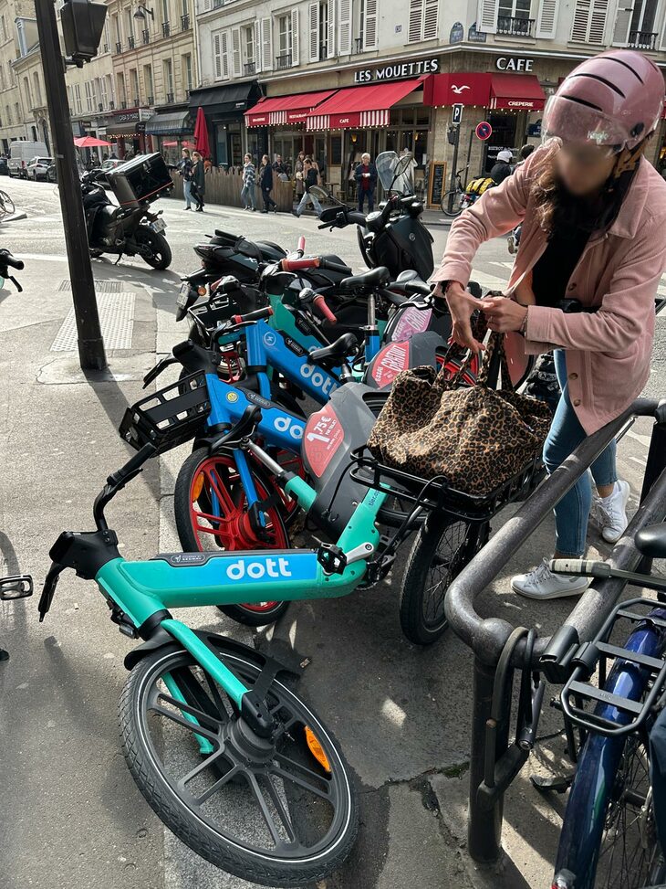 デパート「ル・ボンマルシェ・リーヴ・ゴーシュ」付近で。パリでは2023年9月から、電動キックスケーターのシェアリングが住民投票によって禁止された。以来、同じくシェアリングの自転車の存在感が再び増加。だが場所によっては、乱雑な放置によって景観を損ねる原因になっている。