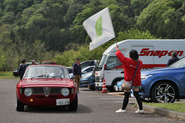 午前9時40分から参加車両はコースに向けて順不同（好きな順番）にスタート。これはバンパーを外すなどレーシング風にモディファイされた「アルファ・ロメオ・ジュリア スプリント」。
