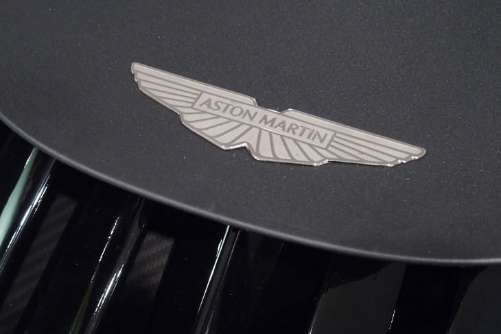 アストンマーティン・ヴァルハラ（リアカウルのエンブレム）