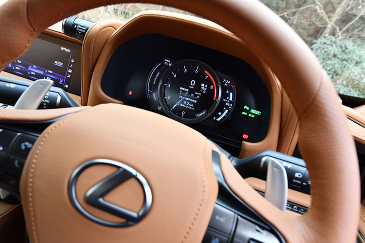 「LC500h」のインストゥルメントパネル。メーターフードの左側面にドライブモードセレクターが備わっており、「スポーツS＋／スポーツS／ノーマル／コンフォート／ECO／カスタム」という6つのモードから任意に選択できる。