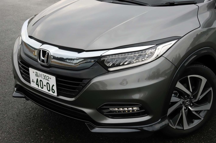 フロントまわりではヘッドライトガーニッシュがブラックに、ロワバンパーがグレーメタリックにペイントされている。