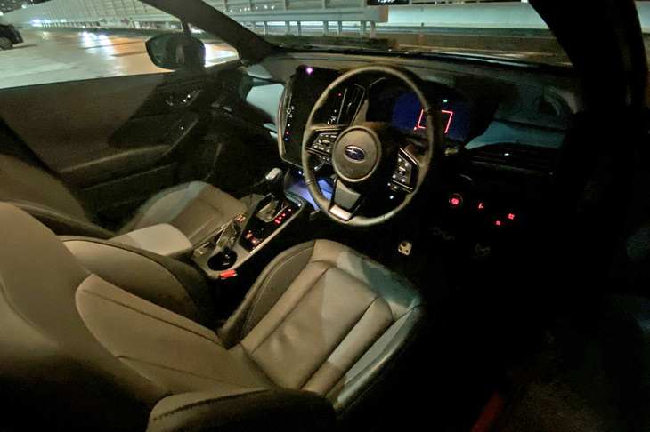 縦型のディスプレイをダッシュボードの中央に配置した「クロストレック プレミアムS：HEV EX」のインストゥルメントパネル。スイッチ類が比較的多く採用され直感的な操作が行えるのは申し分ないが、こちらもエクステリアデザインと同じくかなりゴチャついた印象を覚えた。