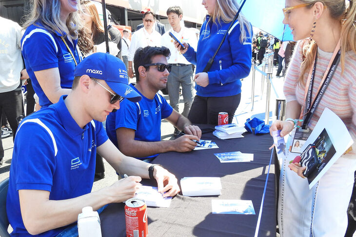 予選のファイナルで惜敗したマセラティのマクシミリアン・ギュンター選手（手前）。チームメイトのユアン・ダルバラ選手（奥）は、今季のフォーミュラEで唯一の新人ドライバーだ。