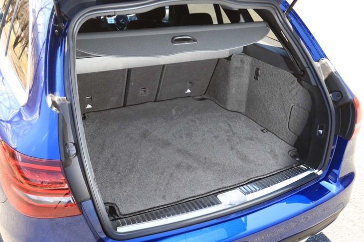 「イージーパック自動開閉テールゲート」と呼ばれる後部ハッチの電動開閉システムがステーションワゴン全車に標準装備されている。