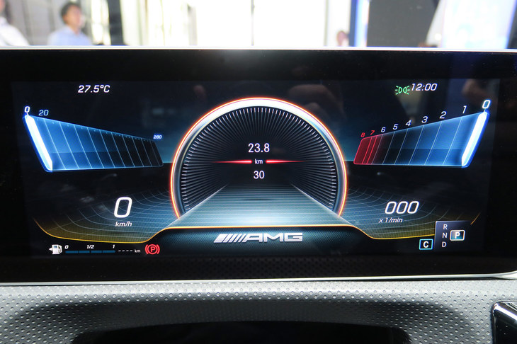 メルセデスAMG A35 4MATIC（デジタルメーター）