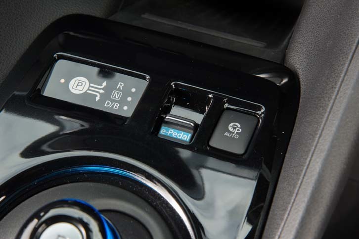 シフトセレクターの奥には、「e-Pedal」のオン／オフスイッチと、「プロパイロット パーキング」の作動スイッチが備わる。