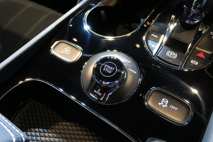 ベントレー・ベンテイガ ハイブリッド（スタートスイッチと走行モードの切り替えスイッチ）