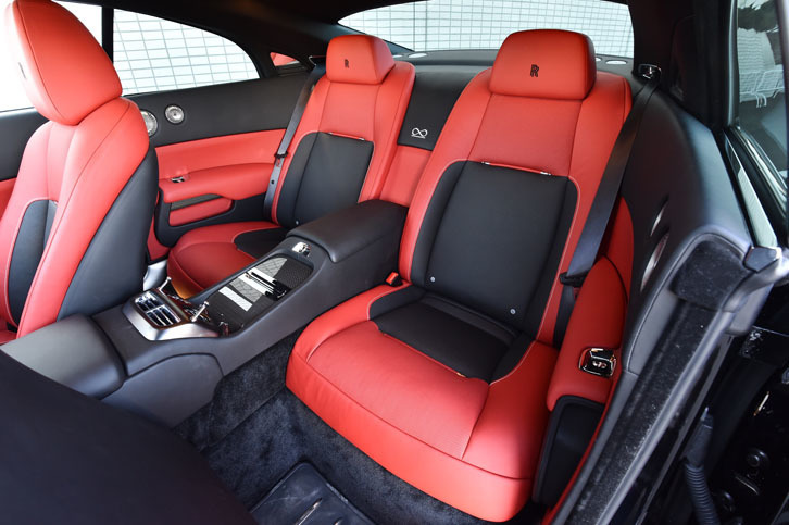 「レイス ブラックバッジ」の後席は、定員2人。テスト車にはオプションのプライバシーガラスが装着されていた。