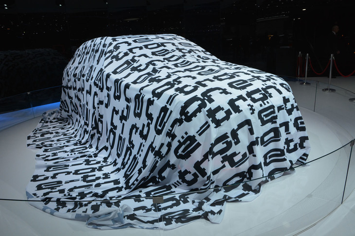 「e-tronプロトタイプ」にはこのようにずっとカバーがかけられていた。
