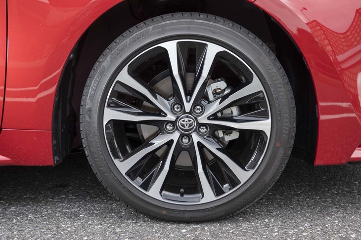 切削加工＋ブラック塗装の17インチアルミホイールを装備。タイヤはブリヂストンの「トランザT002」を履いていた。