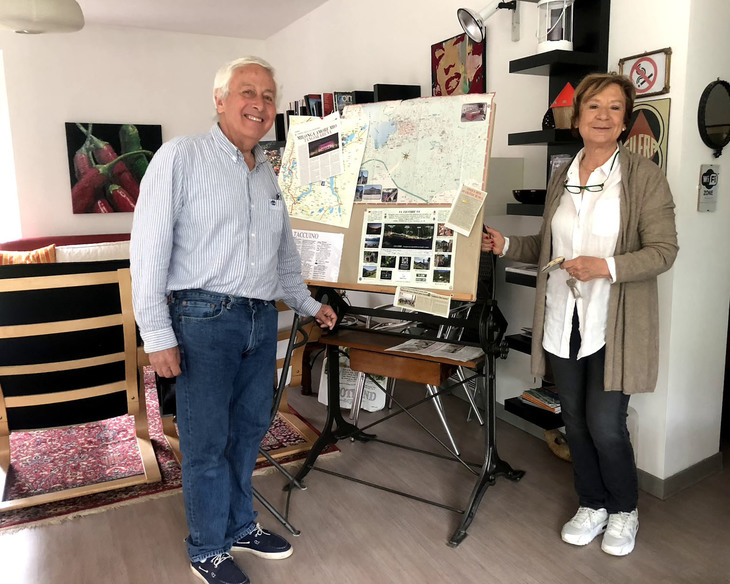 パオロさん（左）の曽祖父の時代に使われていた製図板は、ゲストのための観光情報ボード役を果たしている。