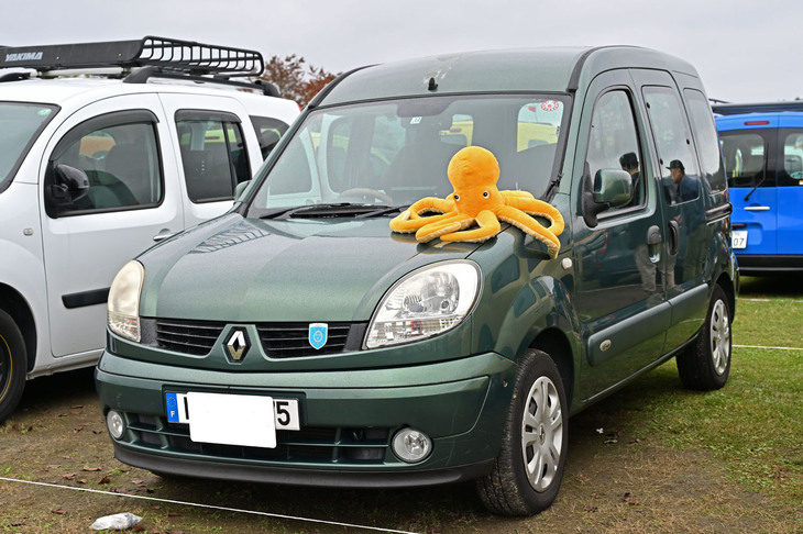 ボンネットにタコのぬいぐるみが載っている。