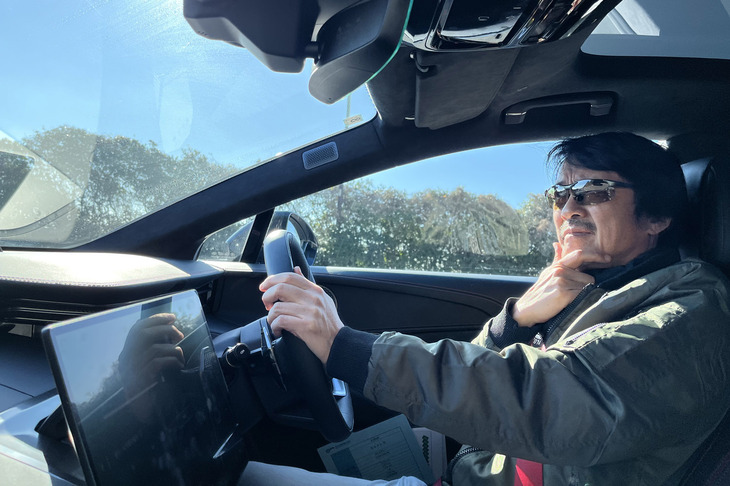 最先端機能が満載された「エレトレ」のコックピットは、デザインも質感もラグジュアリーカー的。ロータスに新時代が訪れたことを印象づける。