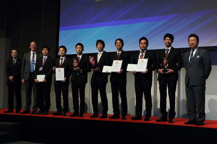 表彰式の様子。2018年大会を制したのは、ボルボ・カー横浜西口だった。