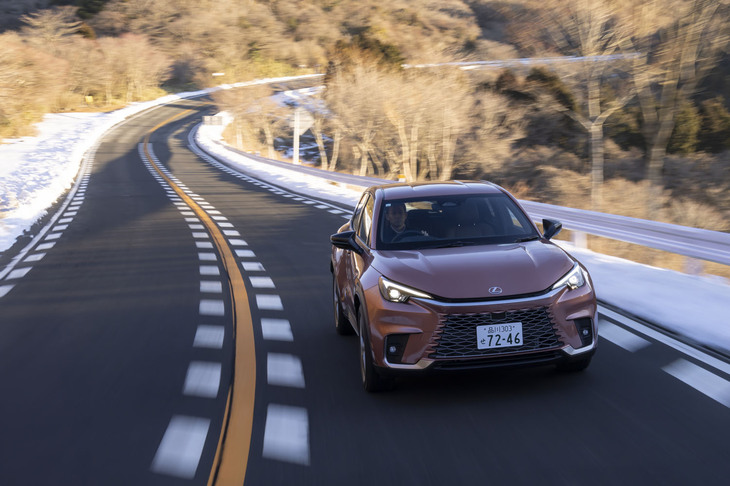 【レクサスLBX“リラックス”のスペック】
	ボディーサイズ：全長×全幅×全高＝4190×1825×1545mm／ホイールベース：2580mm／車重：1400kg／駆動方式：4WD／エンジン：1.5リッター直3 DOHC 12バルブ／フロントモーター：交流同期電動機／リアモーター：交流同期電動機／エンジン最高出力：91PS（67kW）/5500rpm／エンジン最大トルク：120N・m（12.2kgf・m）/3800-4800rpm／フロントモーター最高出力：94PS（69kW）／フロントモーター最大トルク：185N・m（18.9kgf・m）／リアモーター最高出力：6PS（5kW）／リアモーター最大トルク：52N・m（5.3kgf・m）／タイヤ：（前）225/55R18 98H／（後）225/55R18 98H（ヨコハマ・アドバンV61）／燃費：26.2km/リッター（WLTCモード）／価格：486万円
	
	【取材時の燃費データ】
	テスト距離：272.2km（市街地1：高速道路7：山岳路2）／使用燃料：--リッター（レギュラーガソリン）／参考燃費：12.6km/リッター（車載燃費計計測値）