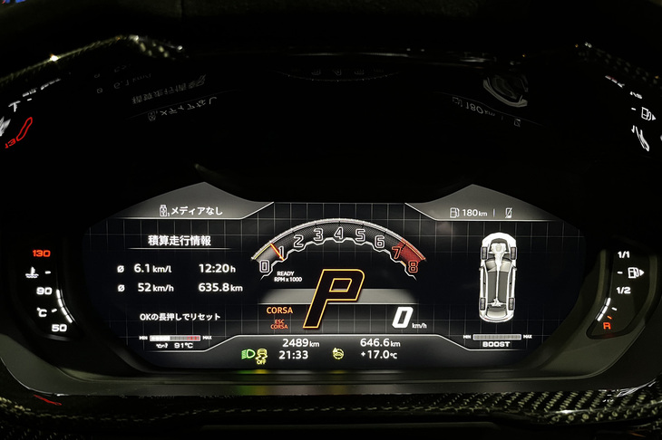 最強の「コルサ」モードを選択したメーターパネル。「ウルス ペルフォルマンテ」は0-100km/h加速が3.3秒、0-200km/h加速が11.5秒、最高速が306km/hのパフォーマンスを誇る。