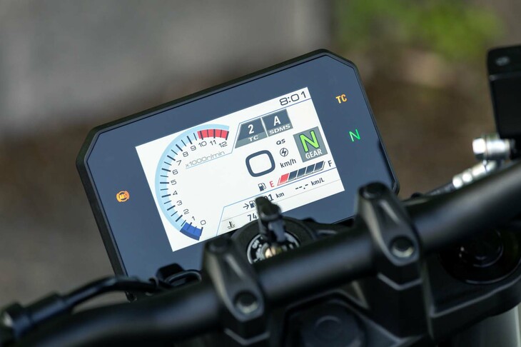 ハンドルバーに備わる5インチカラーTFT液晶マルチインフォメーションディスプレイ。タコメーターには、任意で設定したエンジン回転数に到達すると、バーが点滅してギアチェンジのタイミングを知らせるシフトアップインジケーターの機能も備わっている。