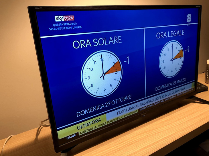 2019年10月27日の画面。あるテレビ局が、夏時間から冬時間に切り替わったことを告げている。