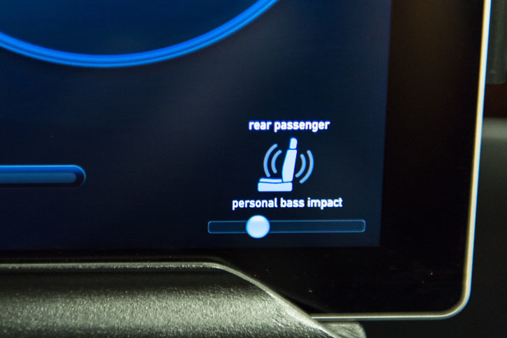 「パーソナル・ベース・インパクト」を併用すれば、より臨場感の深い音場をおのおので楽しむことが可能になる。