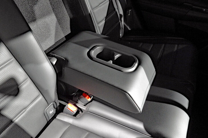 ホンダCR-V e：HEV RS（センターアームレスト／ドリンクホルダー）