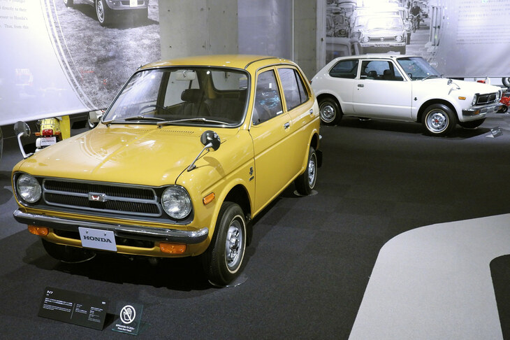 そして時代は水冷へ。ということで、写真左手前が軽自動車の「ライフ」（1971年）、同右奥が「シビック 2ドア」（1972年）。