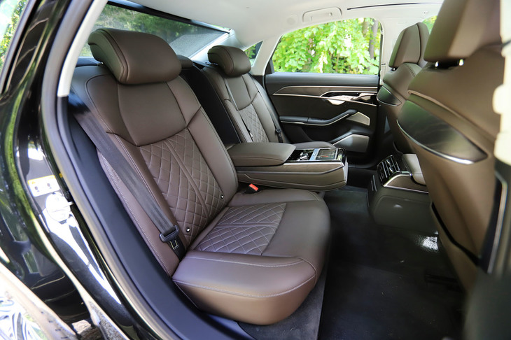 リアのセンターアームレストを倒したところ。アームレストにはエアコンやオーディオなどを操作可能なタッチパネル式のリモコンが収納されている。