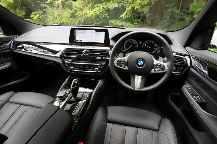 インテリアはグレーとピアノブラックがベースで、アクセントにシルバーが配されている。