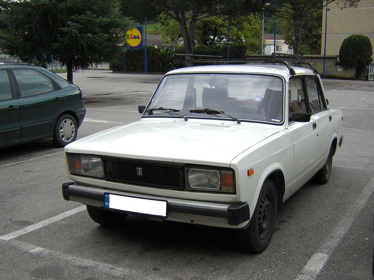 「ラーダ2101」を起源とする「ラーダ2015」。ブルガリアの車標付き車両を2005年にイタリアのシエナ県で撮影。