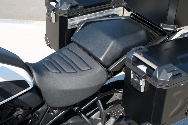 良好な足つき性は、セミアクティブサスペンションに停車時に自動で車高を下げる「アクティブライドハイト」機能が装備されるため。シート高は、通常時が840mm、停車時が815mmとなる。