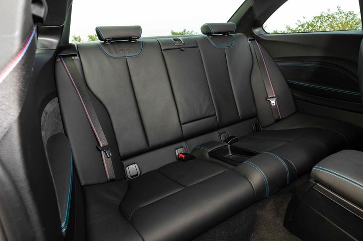 後席の仕立ては上質だが、頭上、足元ともに空間にゆとりはなく、子供用、あるいは非常用と考えたほうがいいだろう。