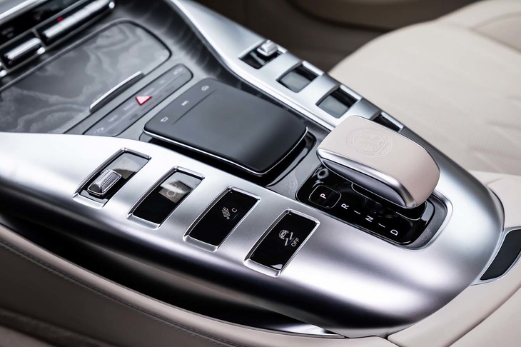 V8エンジンをモチーフにデザインされたというセンターコンソールパネル。「AMGダイナミックセレクト」スイッチは、写真の“Vバンク”左上に配置される。インフォテインメントシステムを指先でコントロール可能なタッチパッドは、センターコンソール中央部に備わっている。