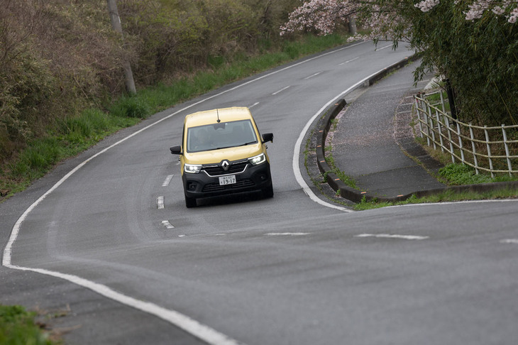 プラットフォームは日産車や三菱車でもおなじみの「CMF-C／Dプラットフォーム」に刷新されたが、しなやかなロール特性や高い路面追従性など、「カングー」ならではの動的質感は新型でも健在だ。