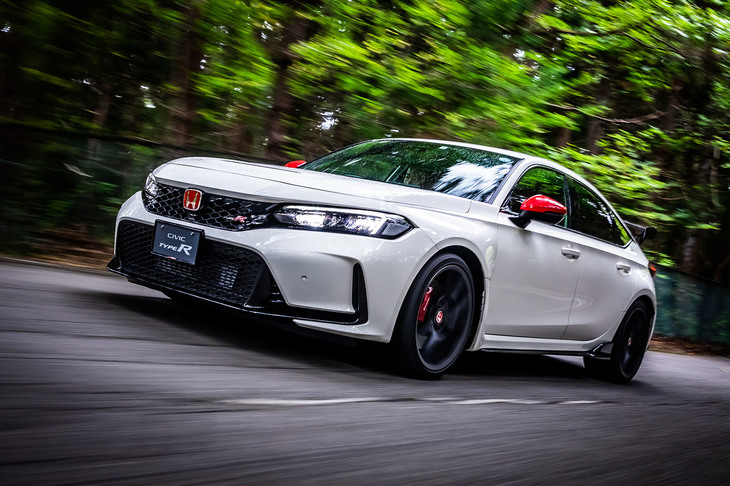 ホンダアクセスの「テールゲートスポイラー」を装着した「シビック タイプR」の走行シーン。タイプRの標準仕様車に比べ、リアだけでなくクルマ全体のフラット感が増した印象だった。