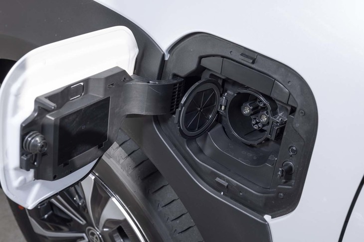 駆動用バッテリーの容量は71.4kWh。出力7kWまでの普通充電と出力150kWまでの急速充電に対応している。