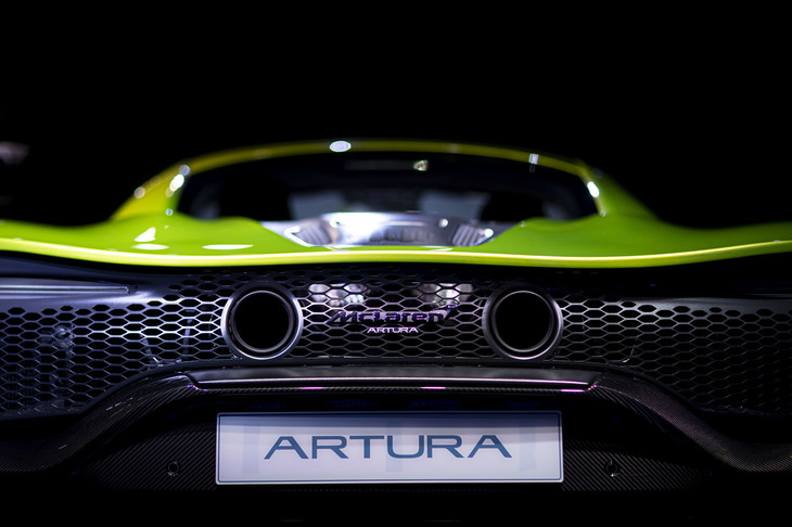 「アルトゥーラ」のリアエンド。排気口はご覧の通り、リアカウルに迫るかなり高い位置に設けられている。