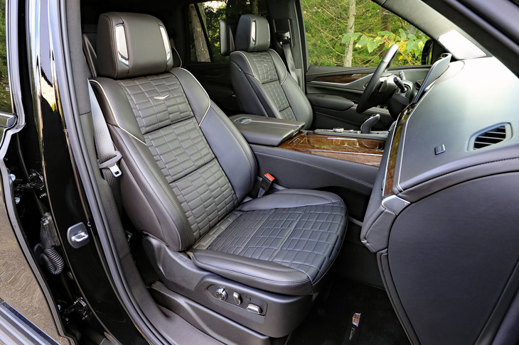 前席にはメモリー機能付き電動調整機構はもちろん、ヒーターやベンチレーション機能、マッサージ機能も採用。センターコンソールには冷凍（！）も可能な冷蔵庫が内蔵されている。