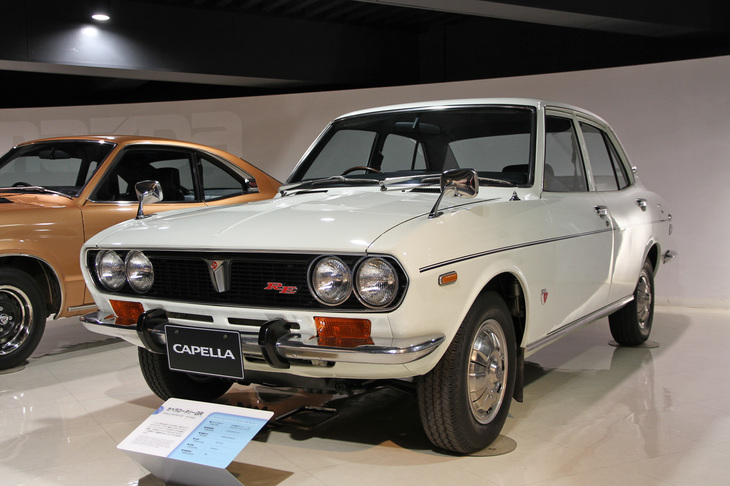 「カペラ ロータリーセダン」。丸形デュアルヘッドライトを持つ、1971年に追加設定された高級版の「Gシリーズ」。この個体はマツダミュージアムの所蔵車両である。
