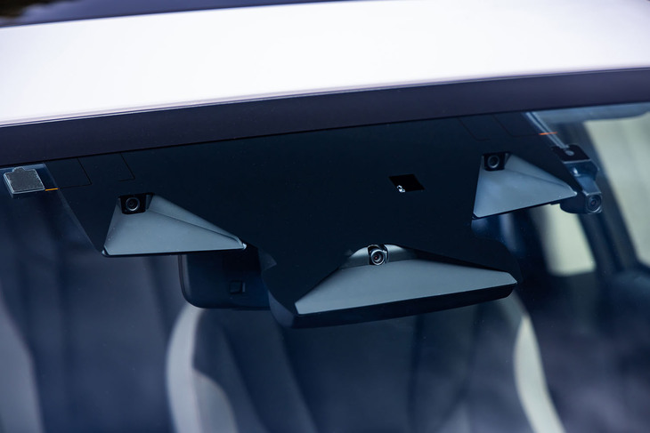 先進運転支援システムには広角単眼カメラを含む3つのカメラや、ドライバー異常検知システムを備えた最新世代の「アイサイト」を採用。見通しの悪い交差点などでの衝突や、誤操作による急な飛び出しを防ぐ「ぶつからない」をサポートする機能が進化している。