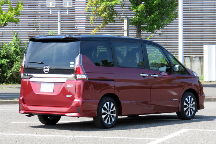 新型「セレナ」の外装色には単色に加えてツートンカラーも設定されている。写真は「マルーンレッド」と「ダイヤモンドブラック」のツートン。