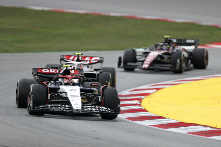 アルファタウリの角田裕毅（写真前）は、9位でチェッカードフラッグを受けるも、5秒ペナルティーを受けて12位に降格、悔しいレースを終えた。予選では所々ぬれた路面でスピンを喫し、またQ3進出をかけたQ2中のラップではトラックリミットを越えてしまい、11番手だったタイムを抹消され15位。ばたついた予選から一転し、レースではスタートで13位に上がり、程なくして入賞圏の10位以内に駒を進め、終始安定して力強い走りを披露した。しかし、アルファ・ロメオのジョウ・グアンユーとのポジション争いでジョウを押し出したとする裁定が下され、5秒加算という厳しいペナルティーが科されてポイントを逃した。「とてもがっかりしてフラストレーションを感じている。厳しいペナルティーだったが受け入れるしかない」と語るも、今季の力走は誰もが認めるところであり、ここは前を向きたい。チームメイトのニック・デ・ブリースは、予選で角田を上回り14位、レースでもそのポジションのままゴールした。（Photo=Getty Images / Red Bull Content Pool）
	 