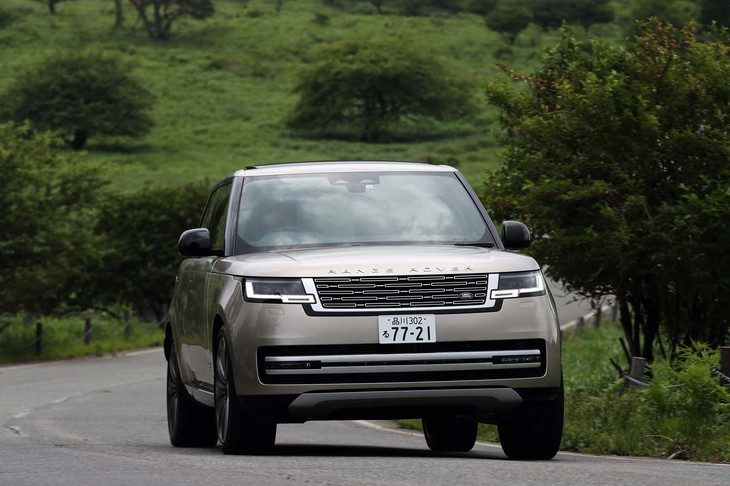 SUVの王者として君臨し続けてきた「レンジローバー」の最新モデルに国内で試乗しました。新しいプラットフォームを手に入れた5代目の仕上がりをリポートします。（photo：北畠主税）
